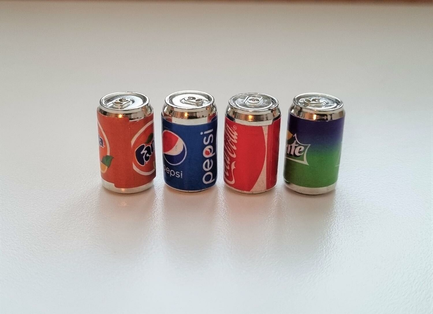 4 st Burkar miniatyr, miniburkar, dockskåp, tittskåp