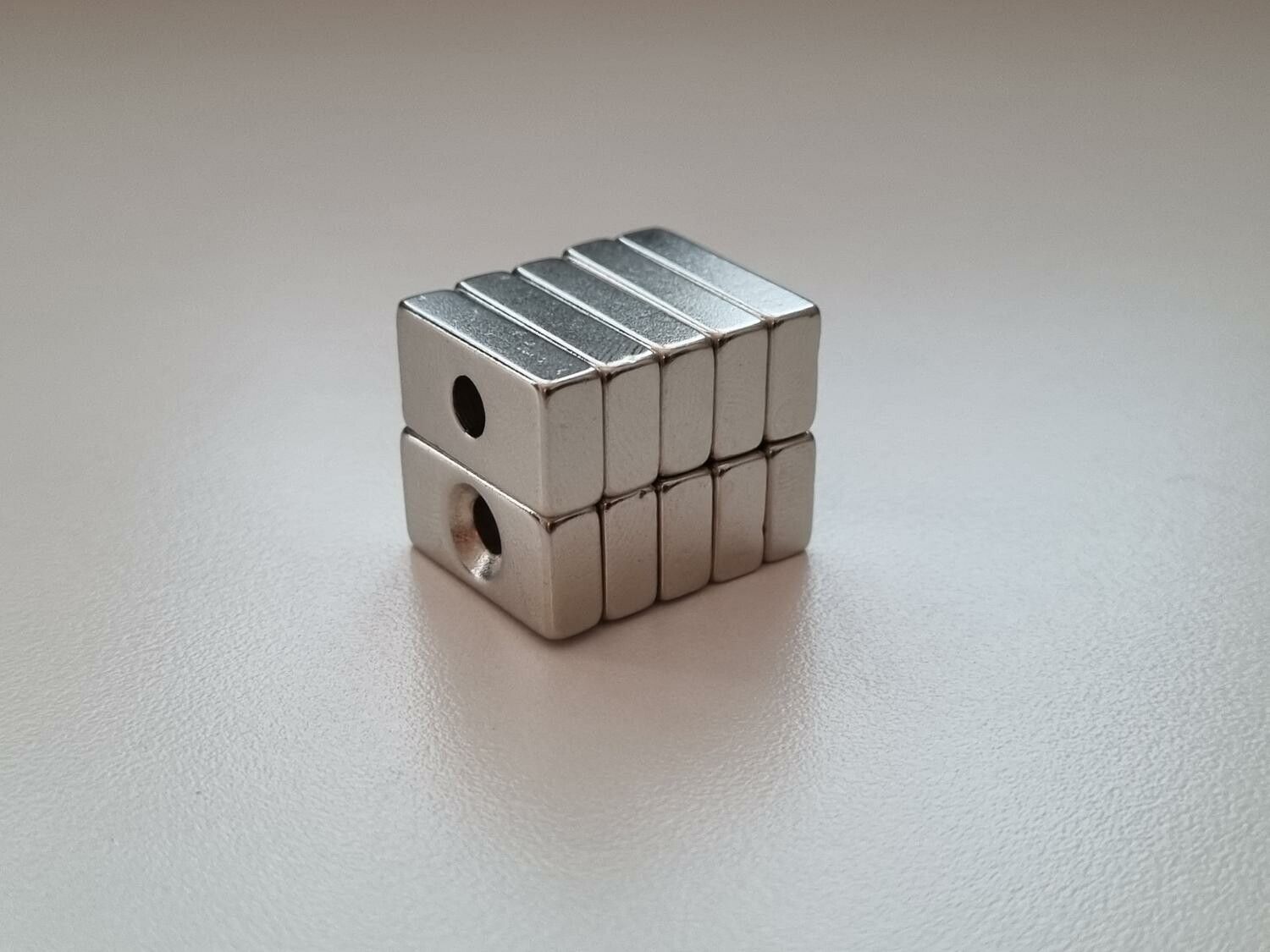 10 st Neodymium magneter (20x10x5-4 mm) fyrkantiga magneter med hål
