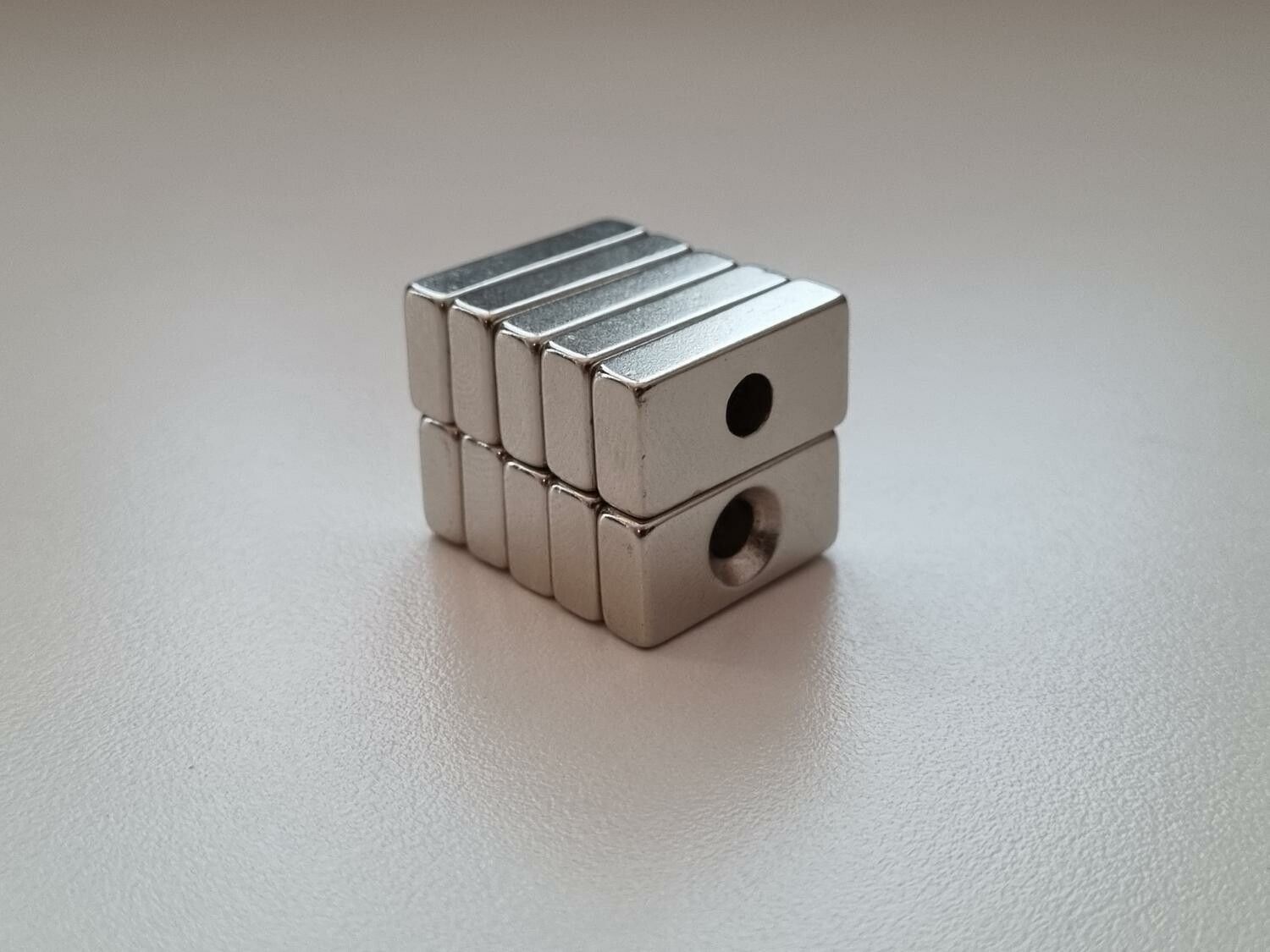 10 st Neodymium magneter (20x10x5-4 mm) fyrkantiga magneter med hål