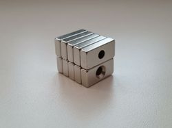 10 st Neodymium magneter (20x10x5-4 mm) fyrkantiga magneter med hål