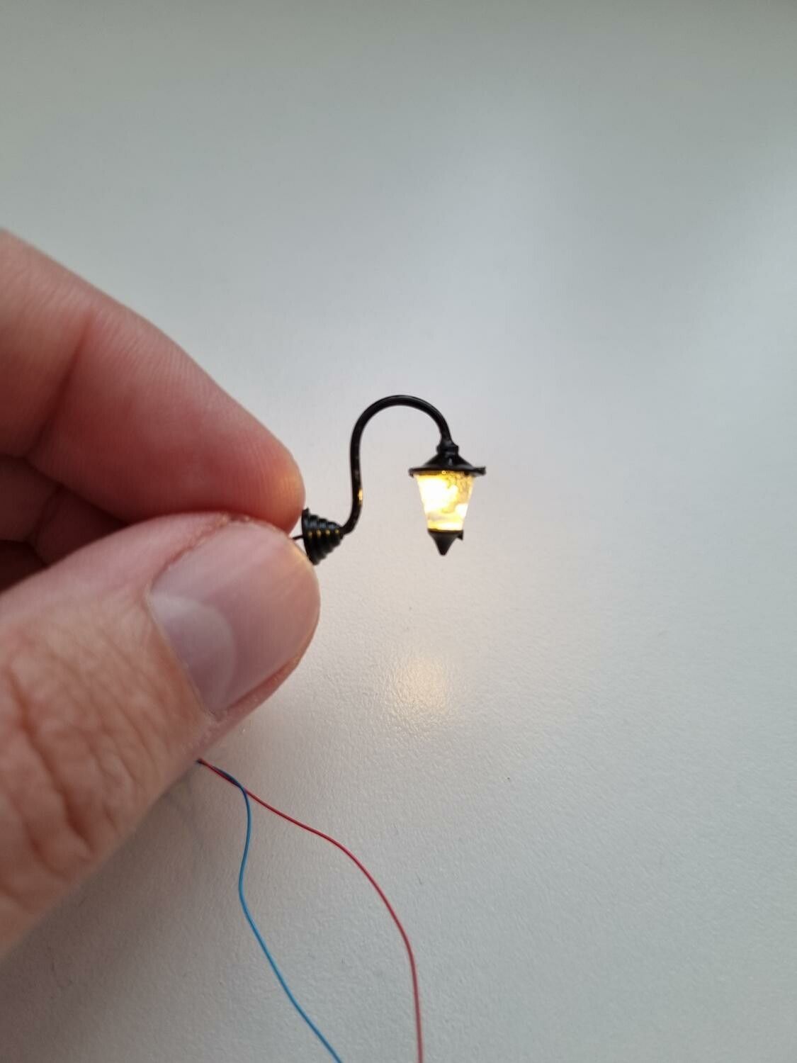 Lampa, gatulampa, miniatyrlampa (LED) För dockhus, tittskåp, tågräls mm