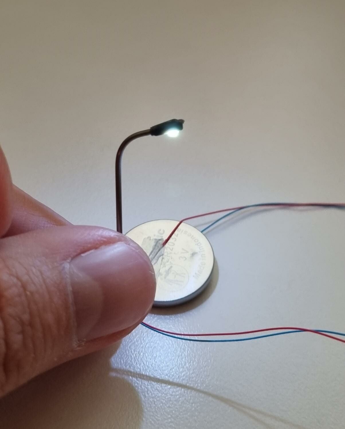 Lampa, gatulampa, miniatyrlampa (LED) För dockhus, tittskåp, tågräls mm