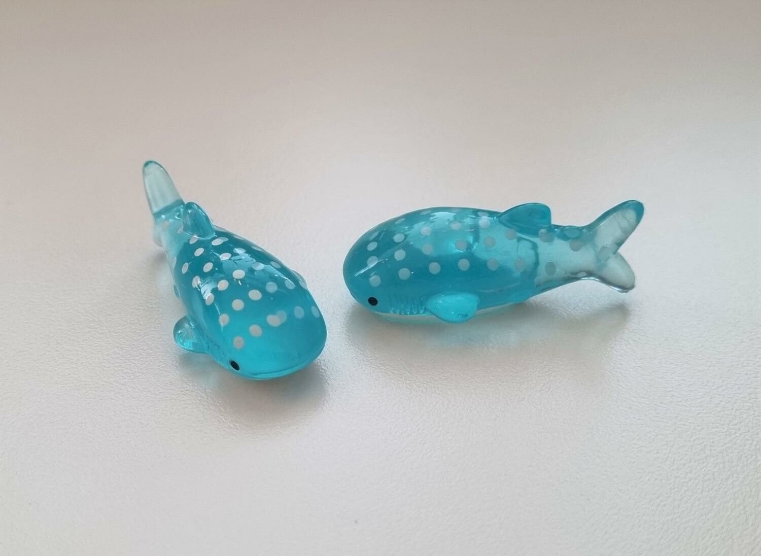 Handmålade valar, miniatyrer för dekoration (3,5 cm långa)