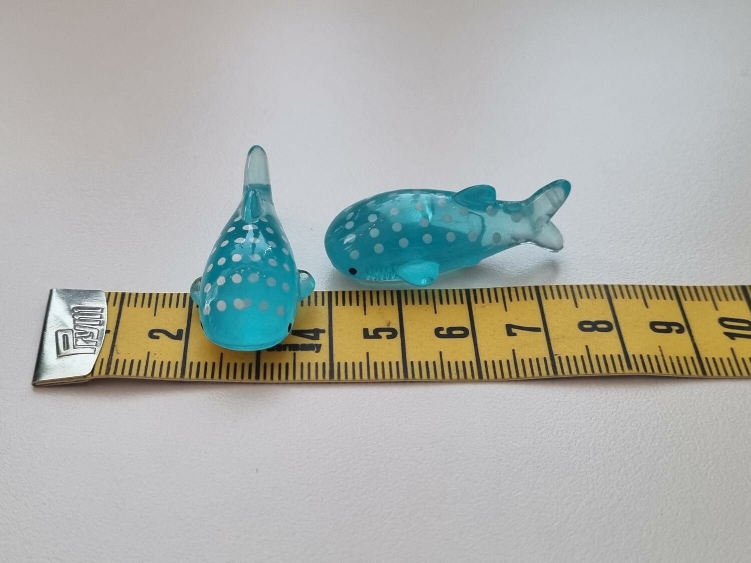 Handmålade valar, miniatyrer för dekoration (3,5 cm långa)