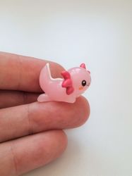 Handmålad axolotl, miniatyr för dekoration, dockskåp med mera