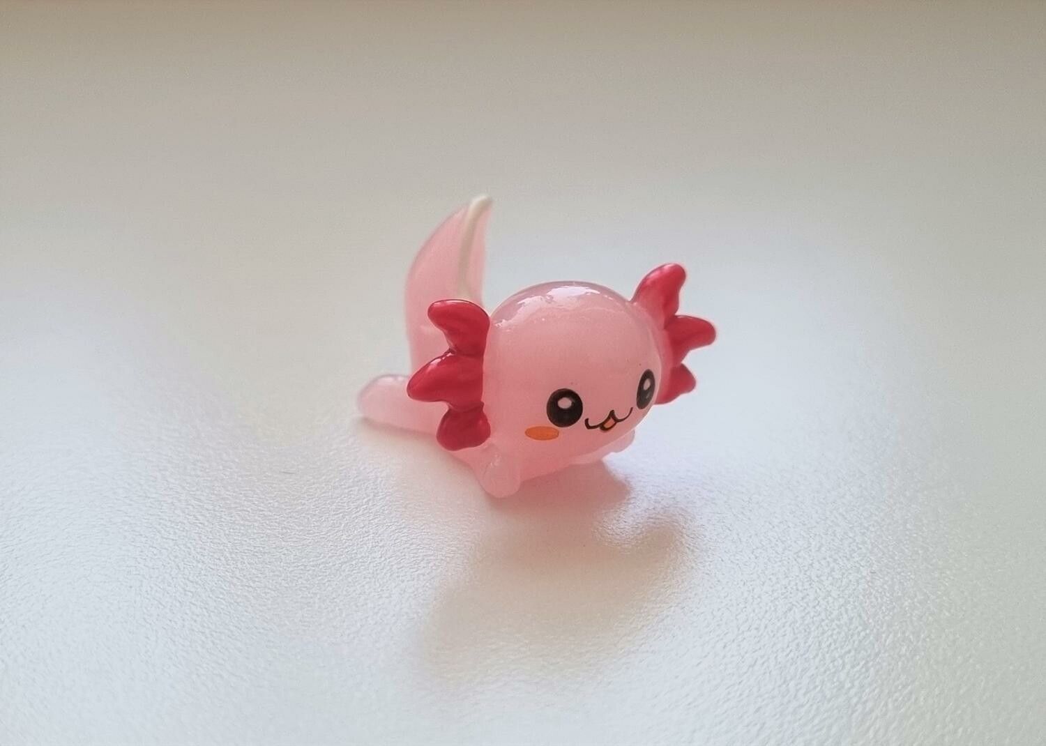 Handmålad axolotl, miniatyr för dekoration, dockskåp med mera