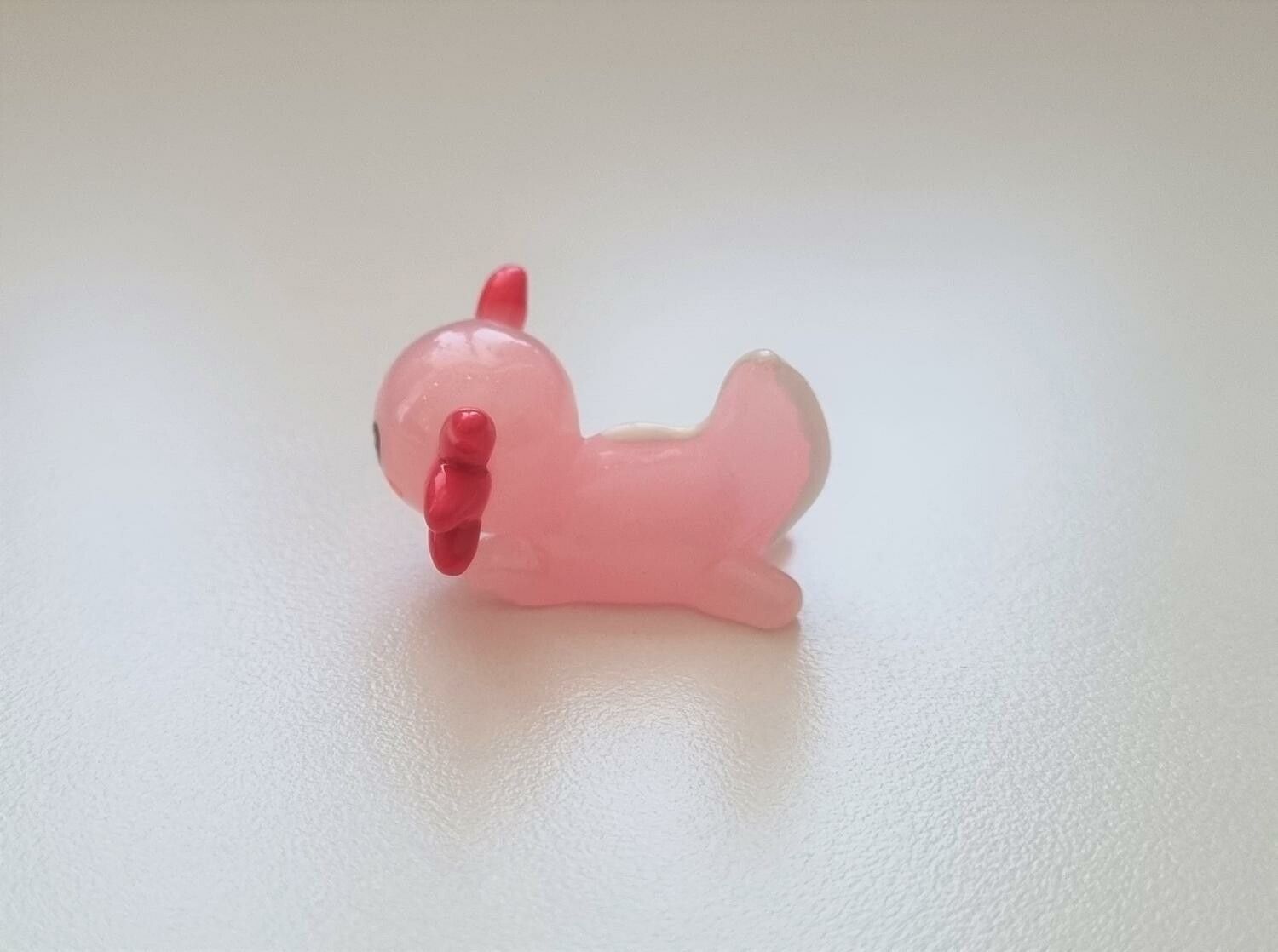 Handmålad axolotl, miniatyr för dekoration, dockskåp med mera