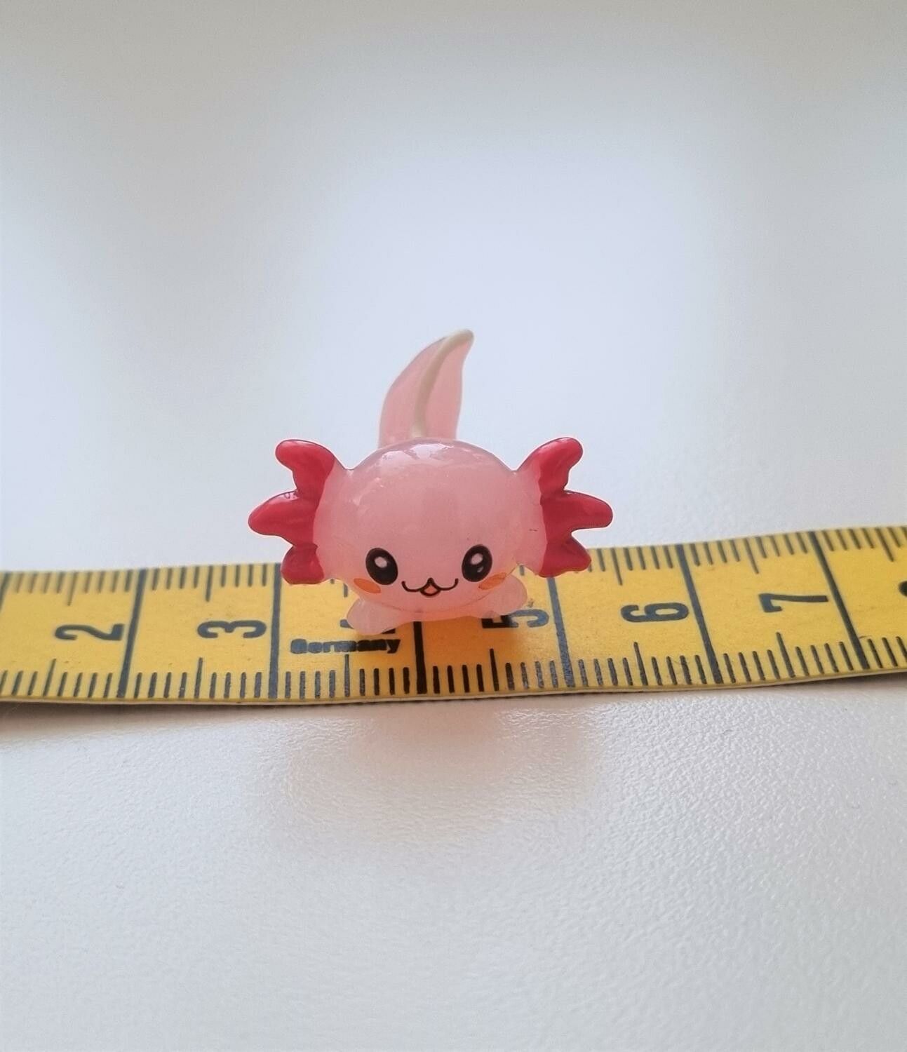 Handmålad axolotl, miniatyr för dekoration, dockskåp med mera