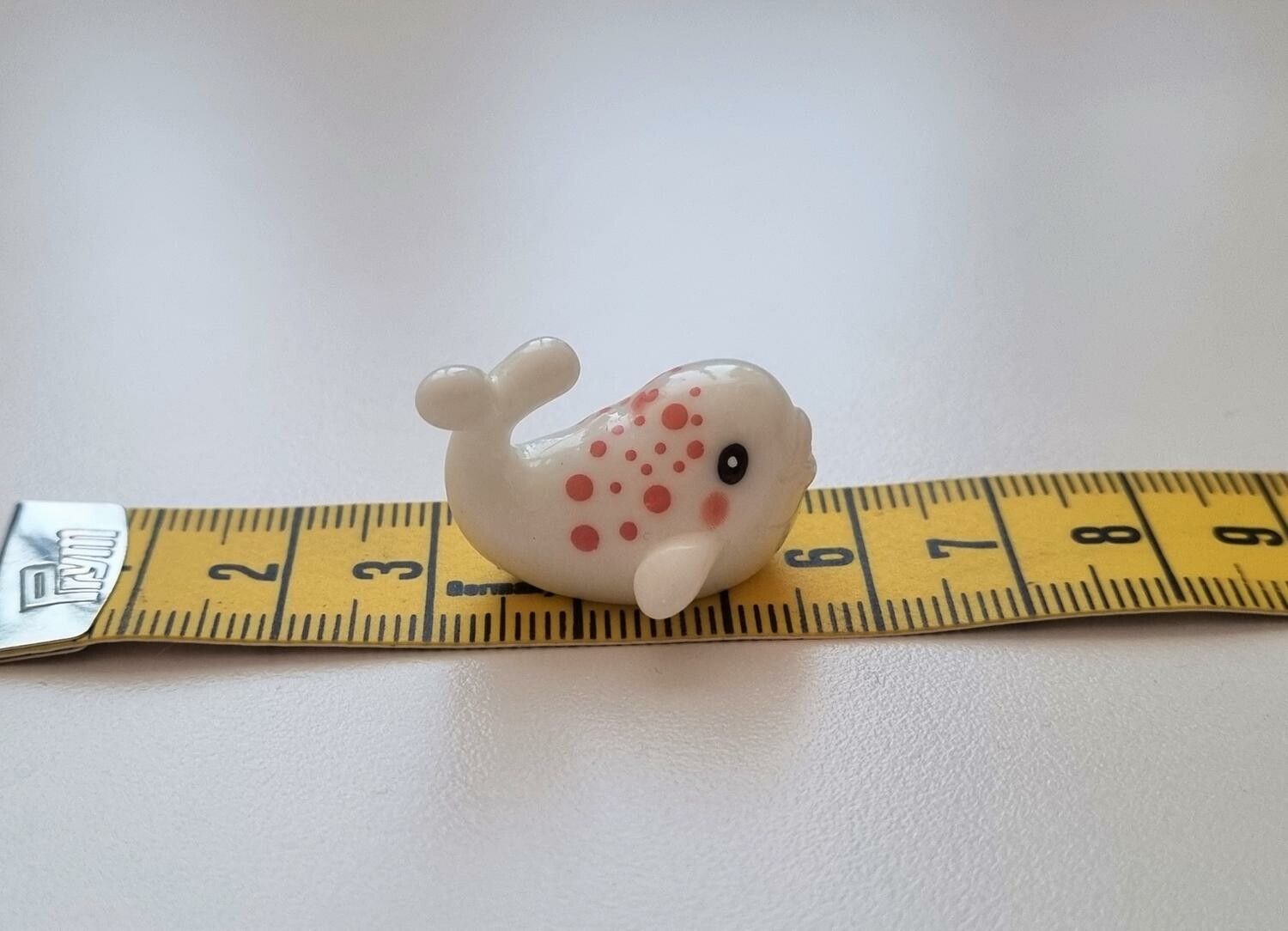 Handmålad vit val, miniatyr för dekoration