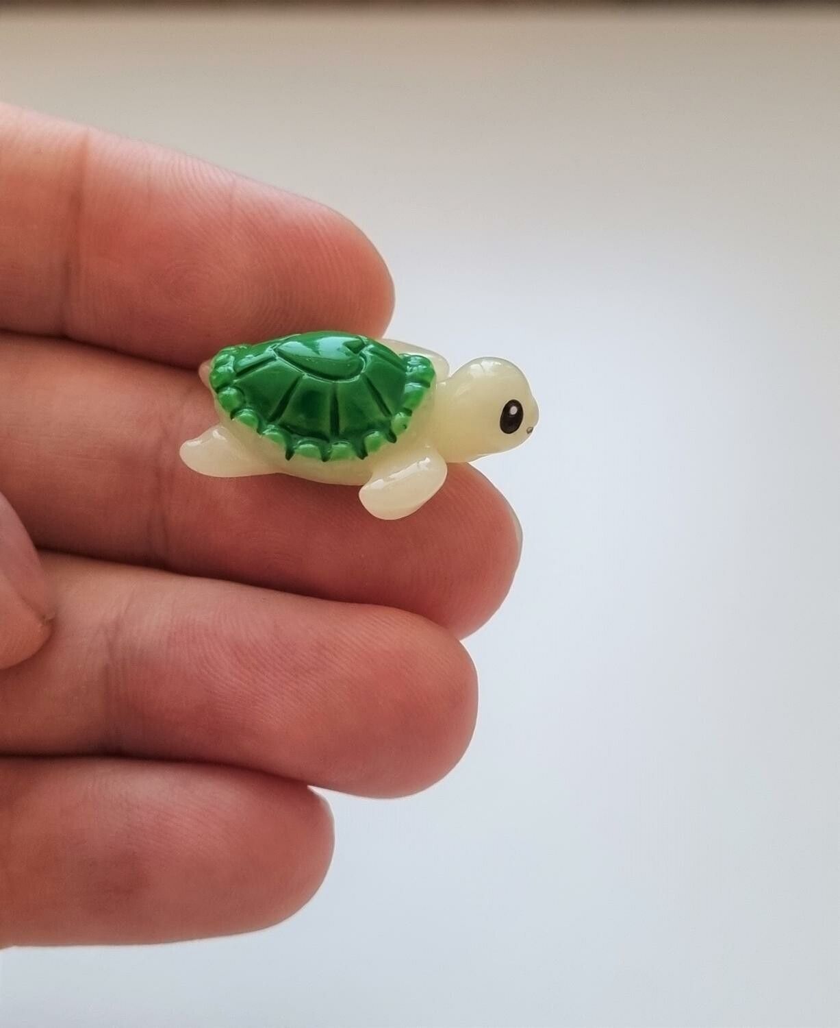 Sköldpadda i resin, miniatyr för dekoration, dockskåp / tittskåp