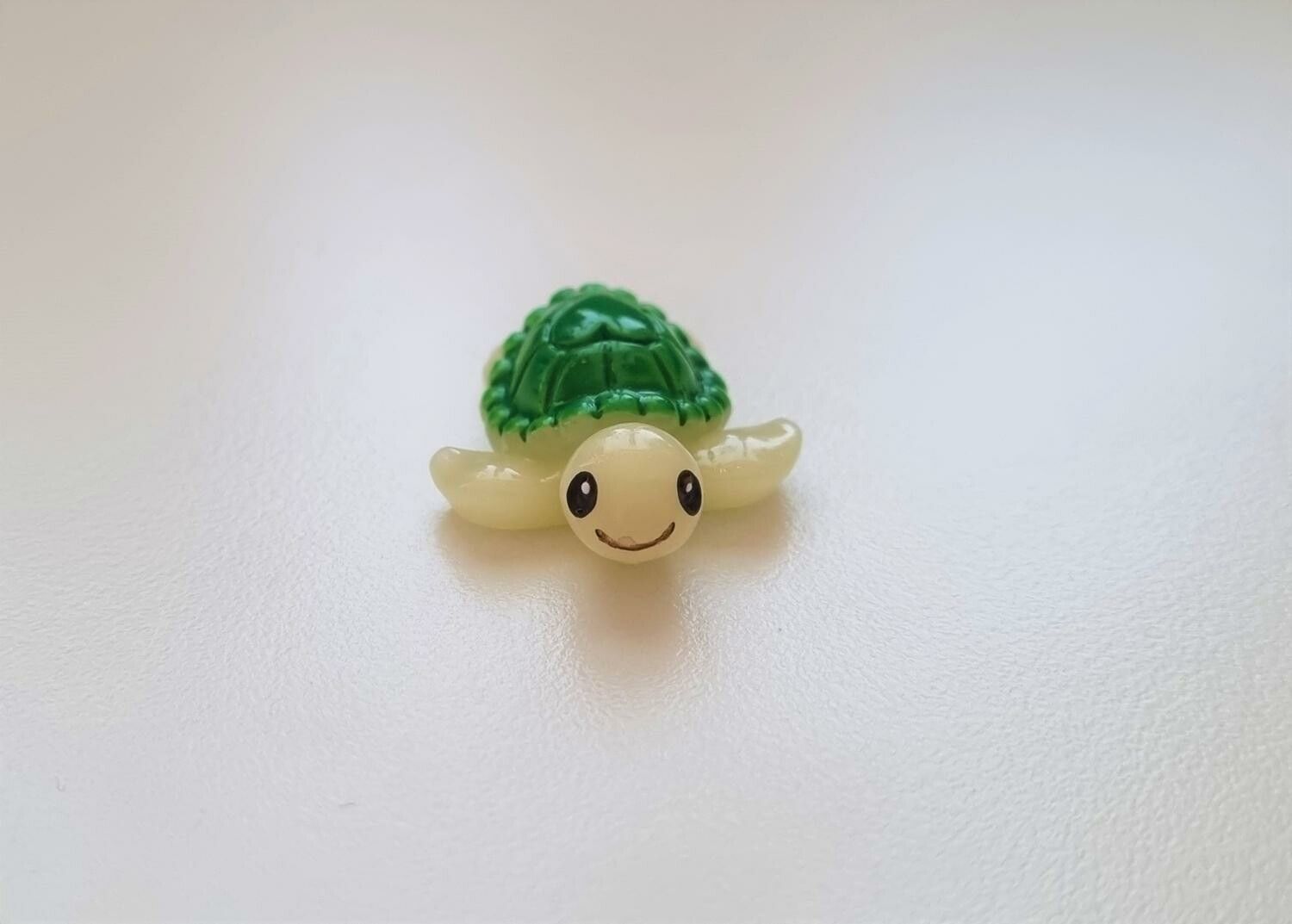 Sköldpadda i resin, miniatyr för dekoration, dockskåp / tittskåp