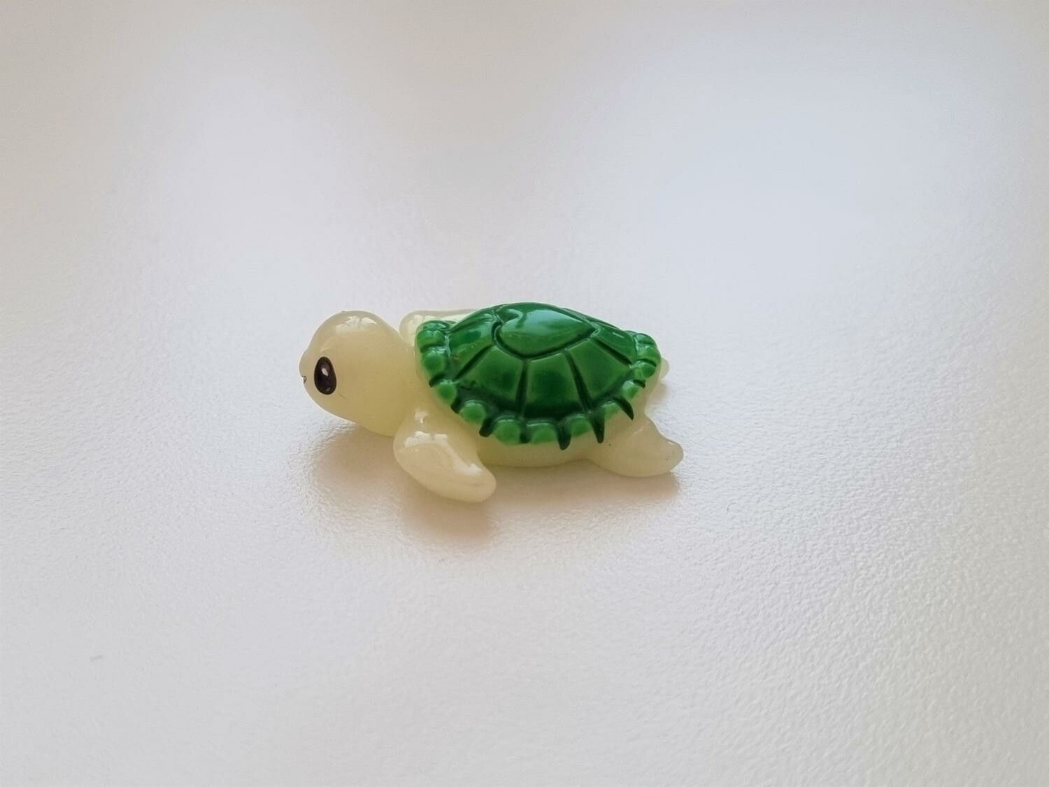 Sköldpadda i resin, miniatyr för dekoration, dockskåp / tittskåp