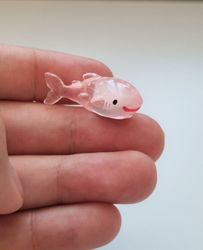 Handmålad rosa val, miniatyr för dekoration (3 cm lång)