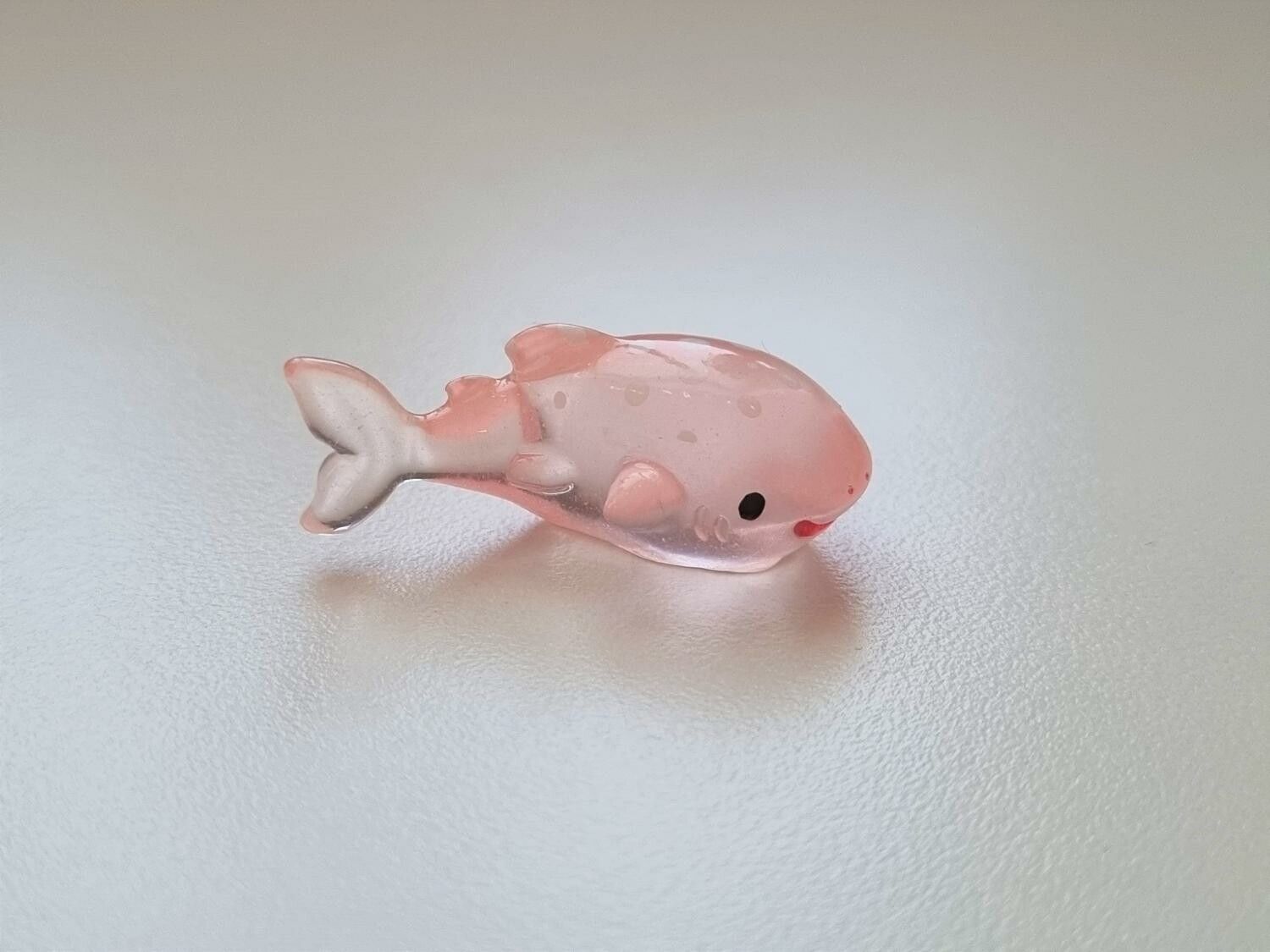 Handmålad rosa val, miniatyr för dekoration (3 cm lång)