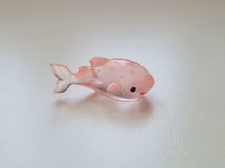 Handmålad rosa val, miniatyr för dekoration (3 cm lång)