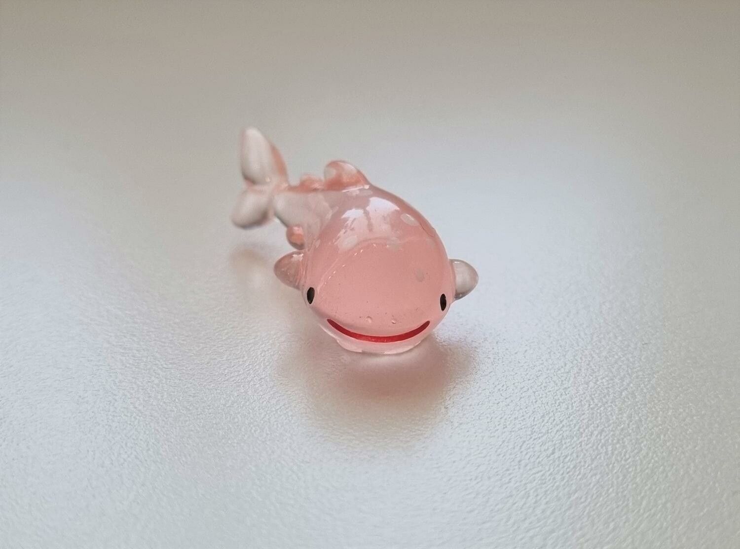 Handmålad rosa val, miniatyr för dekoration (3 cm lång)