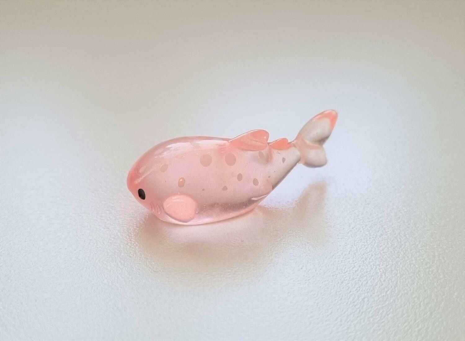 Handmålad rosa val, miniatyr för dekoration (3 cm lång)