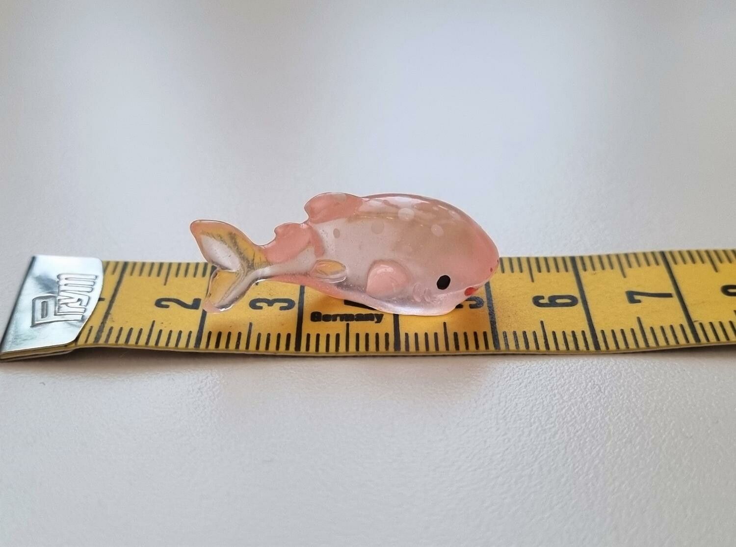Handmålad rosa val, miniatyr för dekoration (3 cm lång)