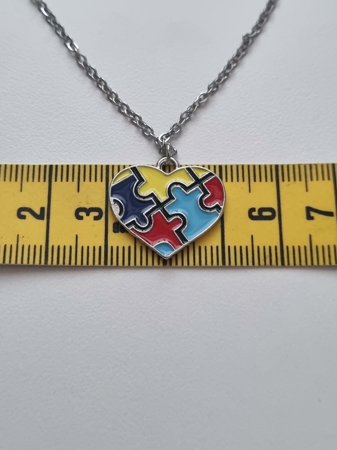 Halsband med pusselbit, autism / medvetenhet