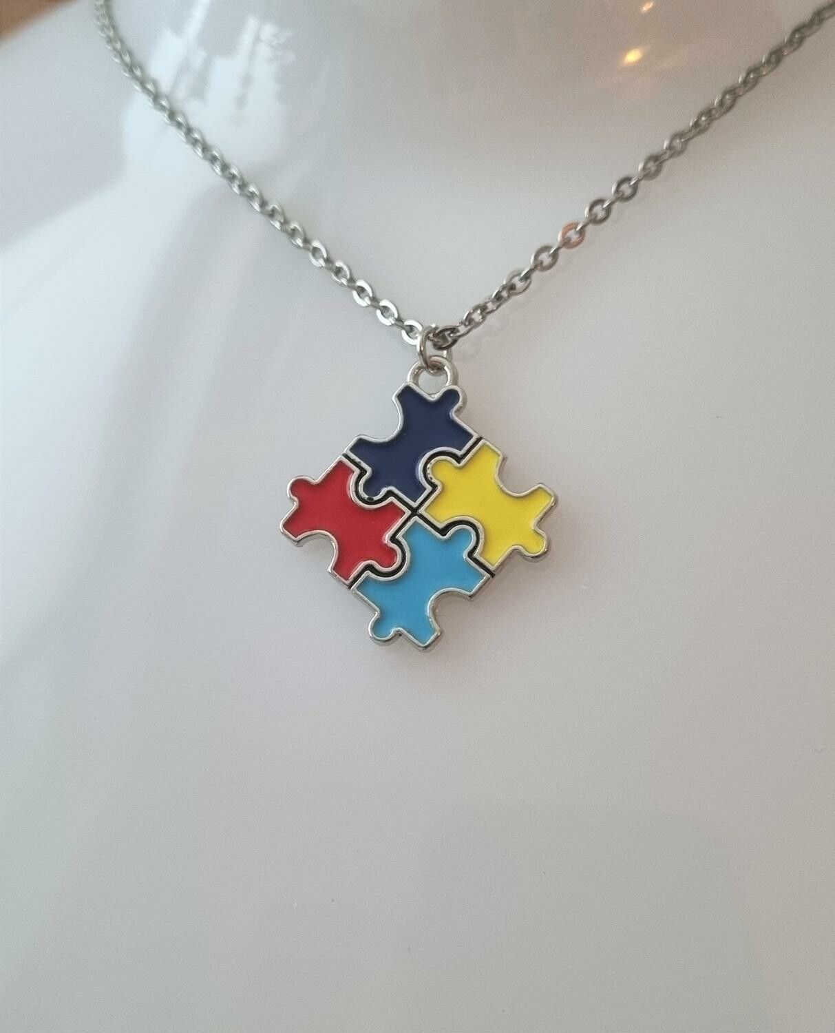 Halsband med pusselbit, autism / medvetenhet