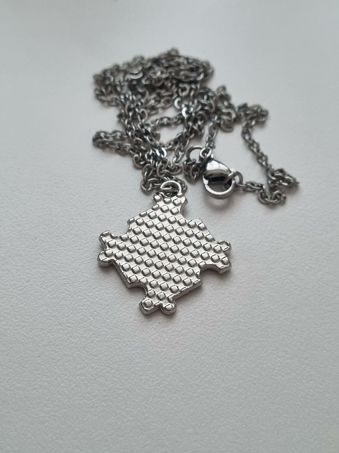Halsband med pusselbit, autism / medvetenhet