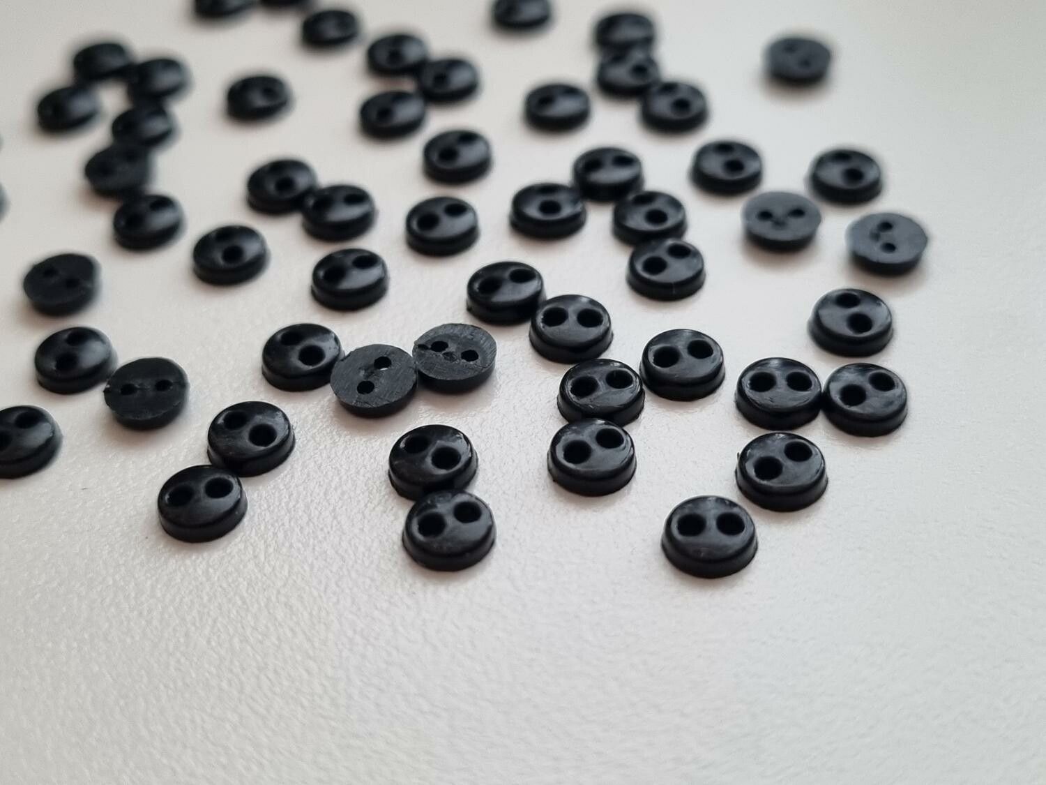30 st svarta knappar / dockknappar miniatyrer (5 mm)