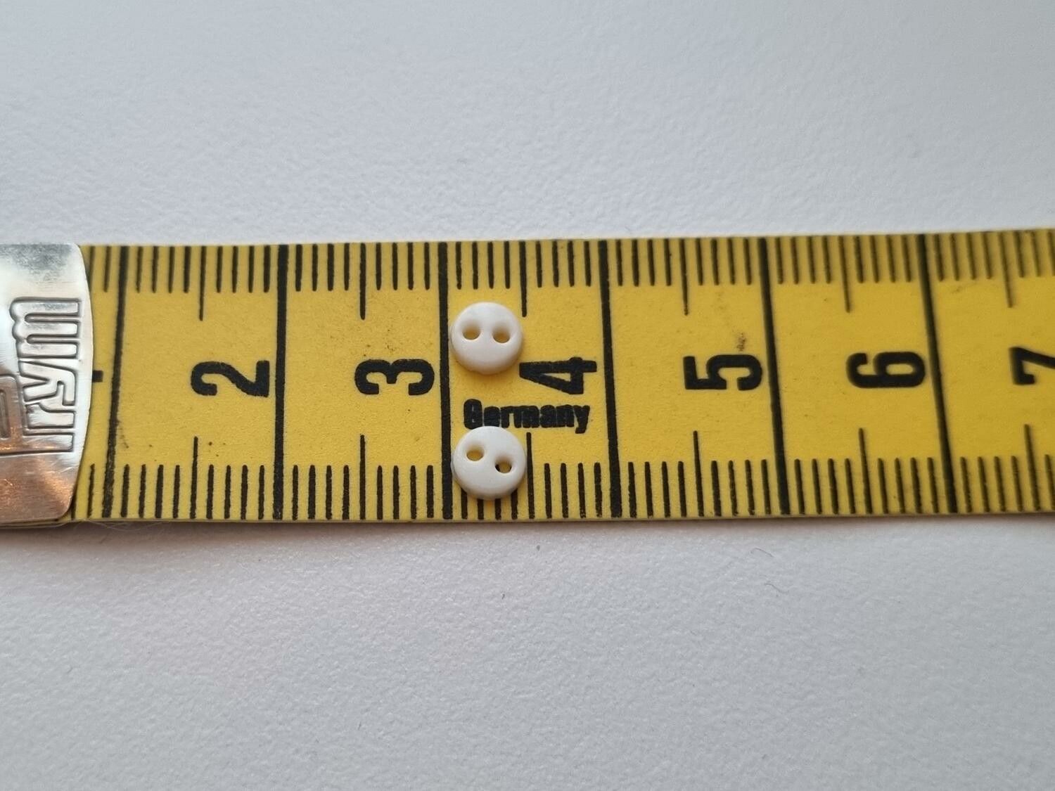 30 st vita knappar / dockknappar miniatyrer (4 mm)