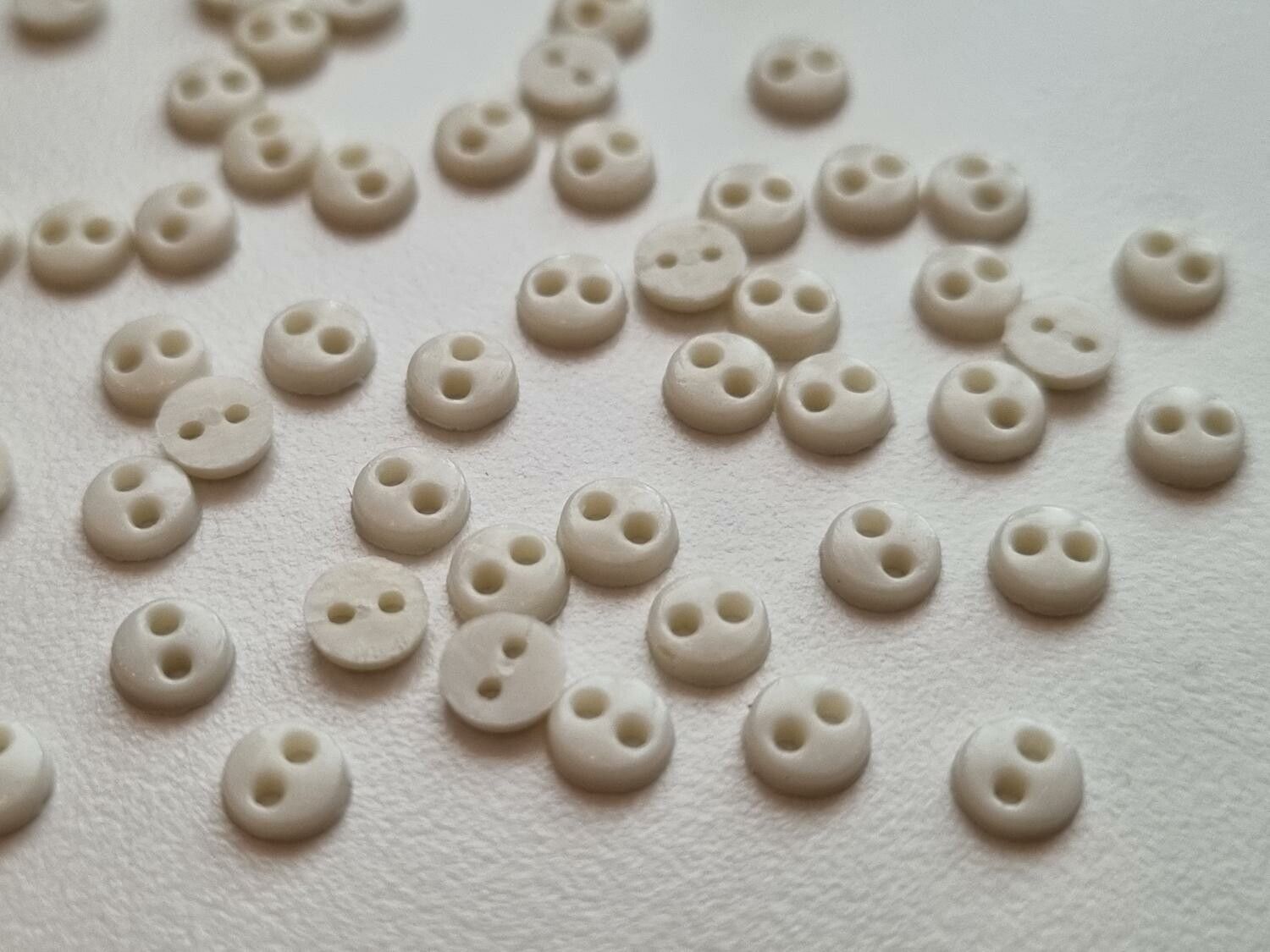 30 st vita knappar / dockknappar miniatyrer (4 mm)