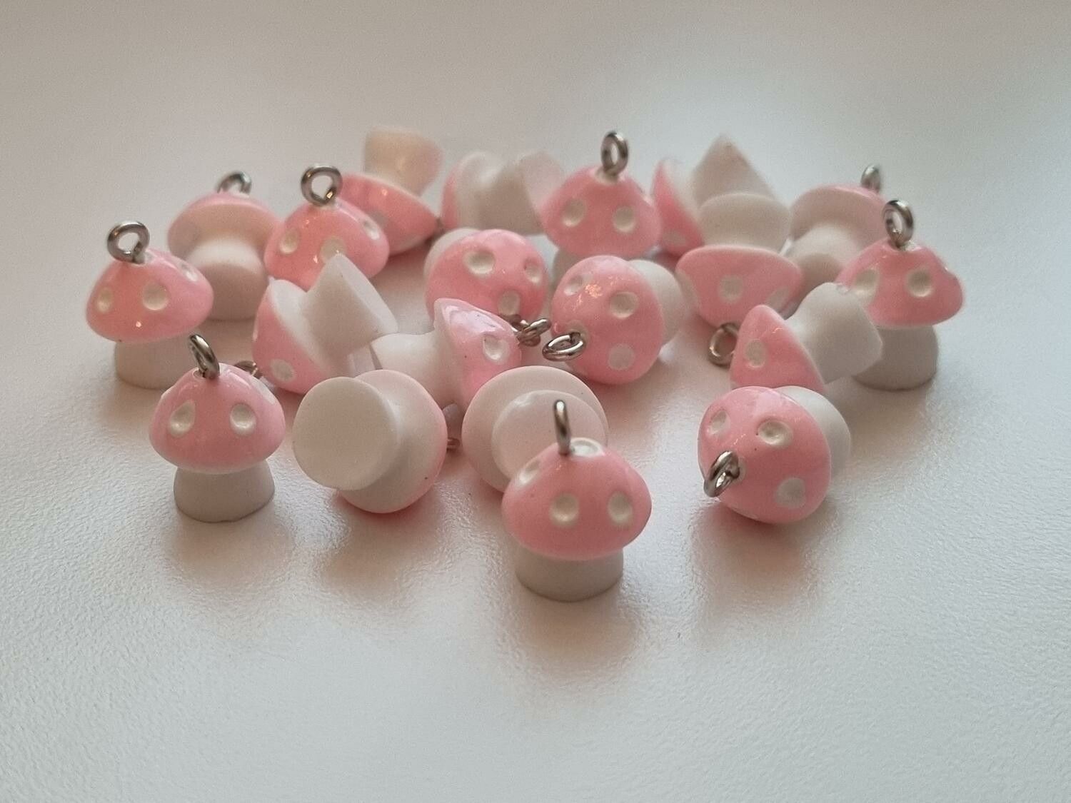 2 st rosa svampar, minisvampar. Söta örhängen / berlocker / hängen.