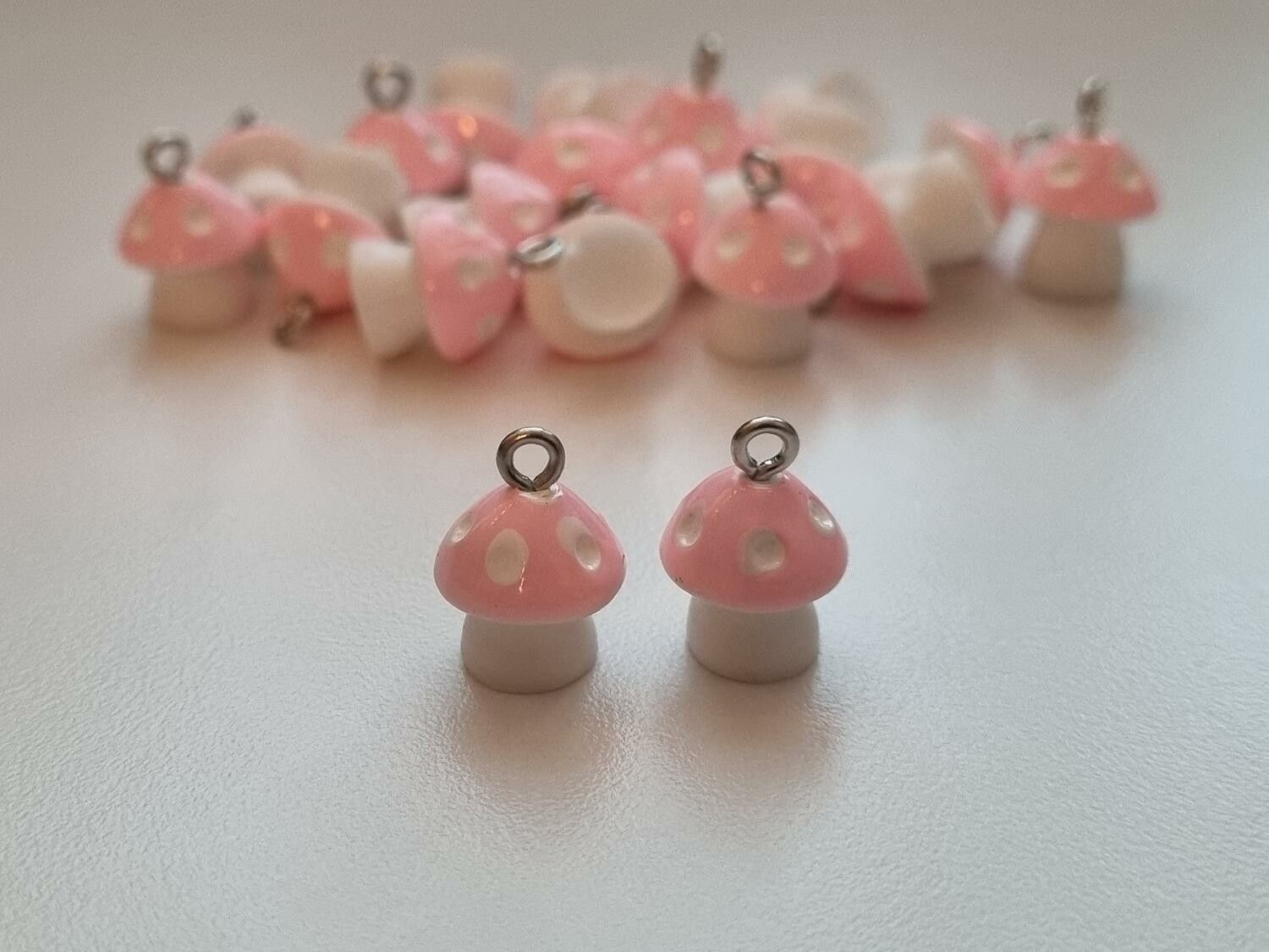 2 st rosa svampar, minisvampar. Söta örhängen / berlocker / hängen.
