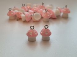 2 st rosa svampar, minisvampar. Söta örhängen / berlocker / hängen.