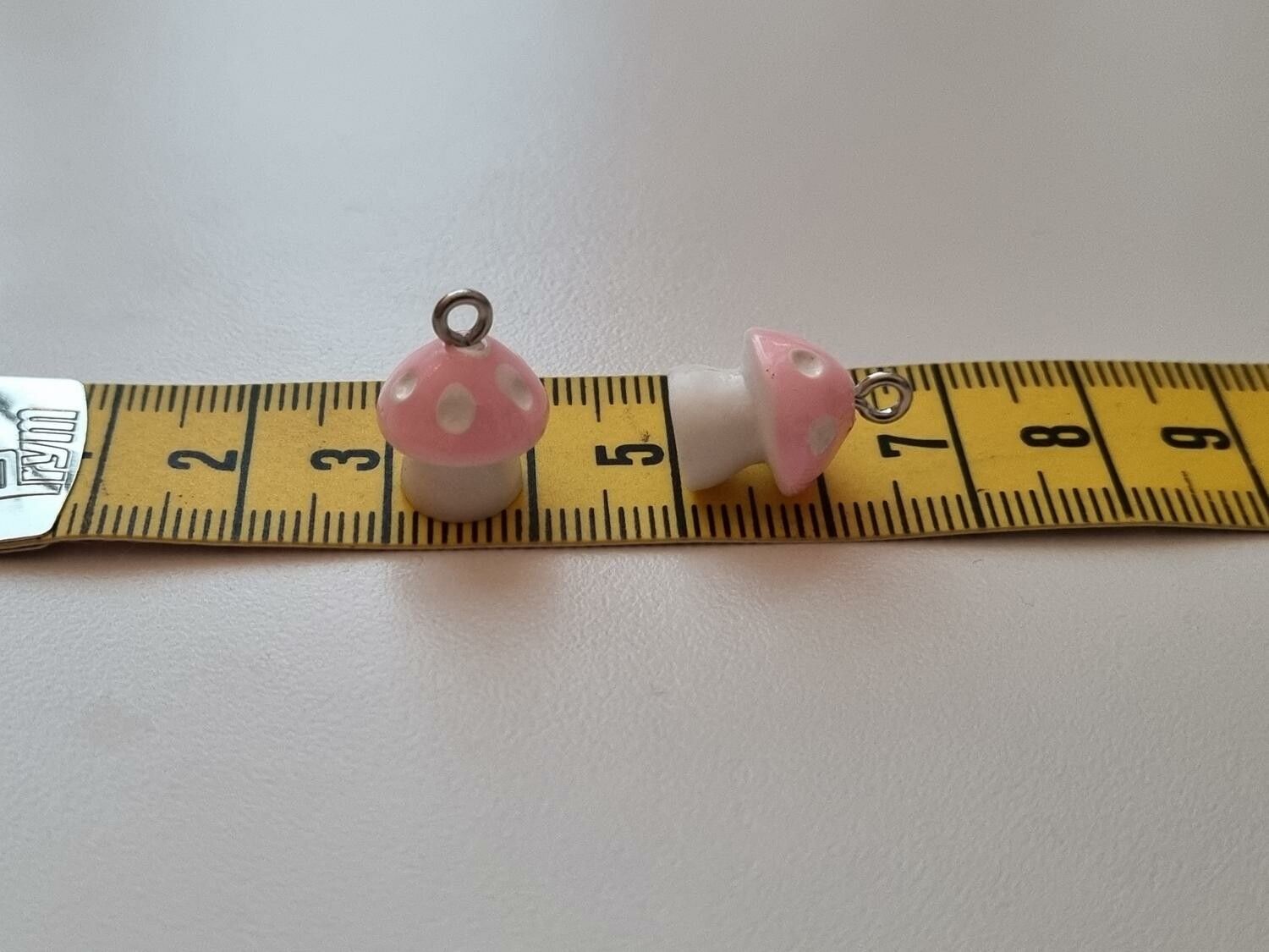 2 st rosa svampar, minisvampar. Söta örhängen / berlocker / hängen.