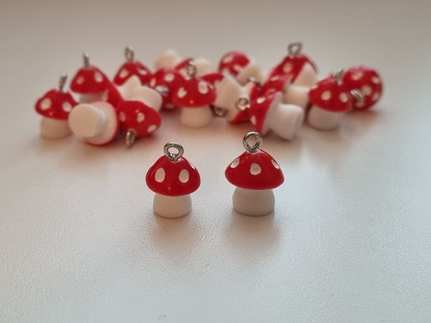 2 st röda svampar, minisvampar. Söta örhängen / berlocker / hängen.