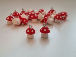 2 st röda svampar, minisvampar. Söta örhängen / berlocker / hängen.