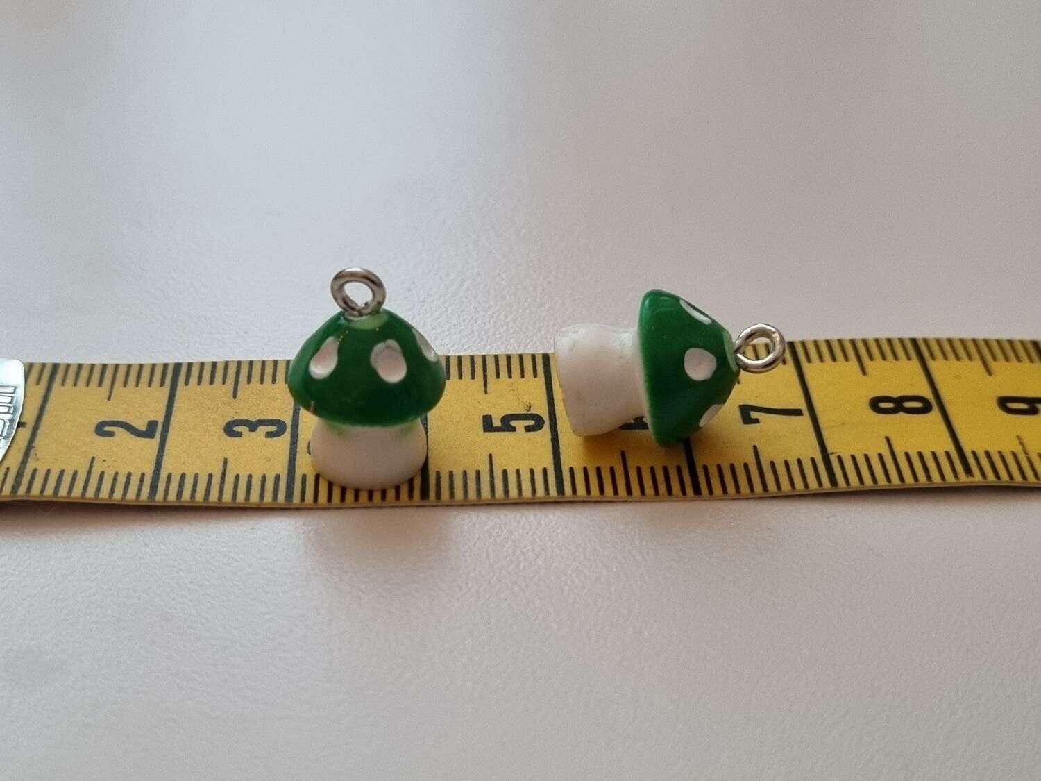 2 st gröna svampar, minisvampar. Söta örhängen / berlocker / hängen.