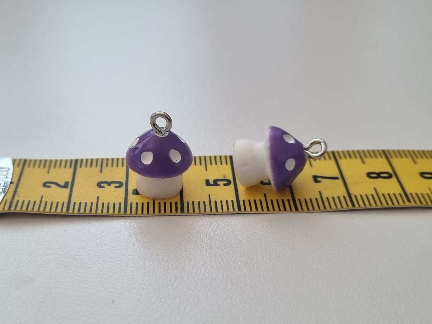 2 st lila svampar, minisvampar. Söta örhängen / berlocker / hängen.