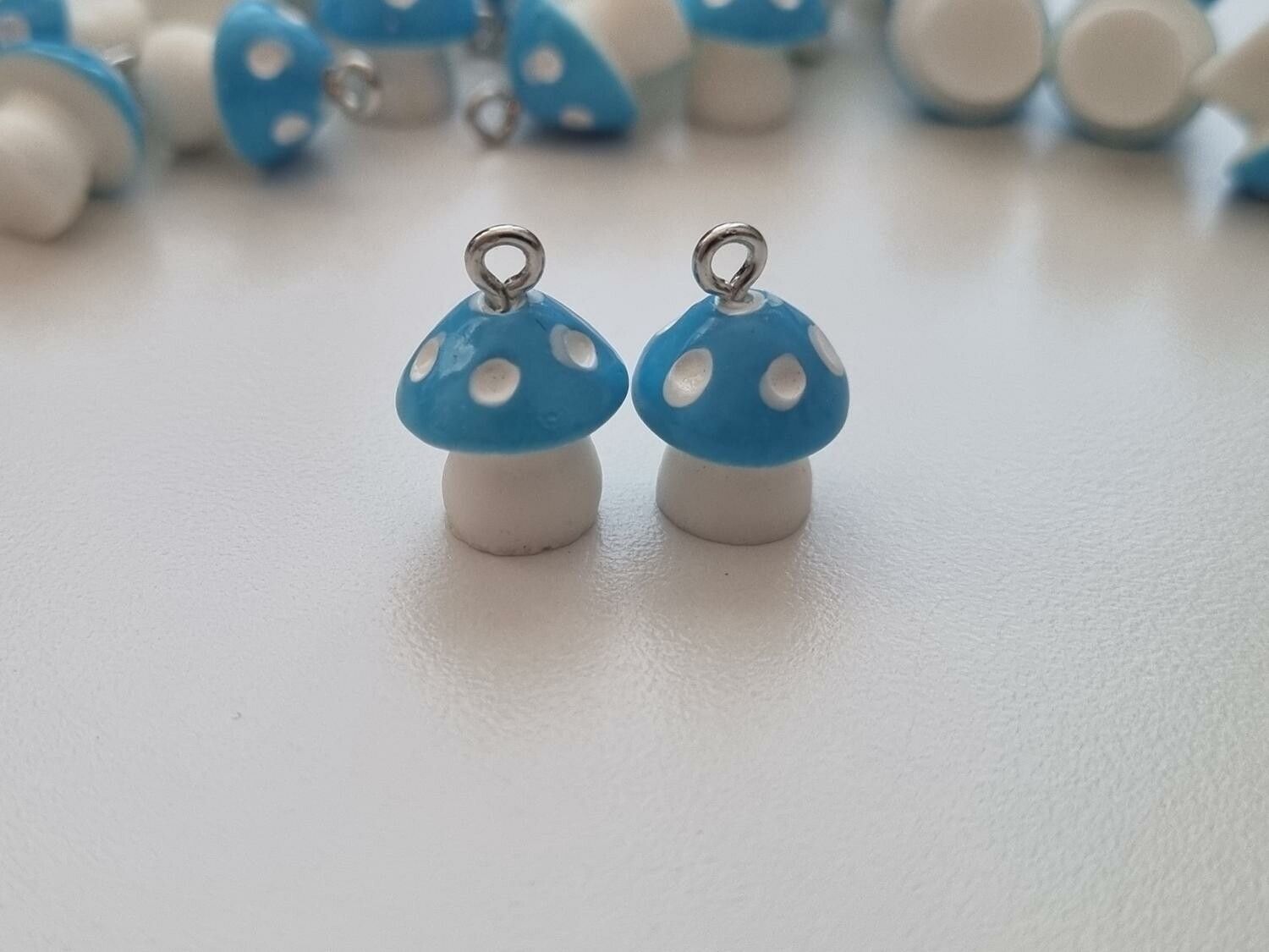 2 st blå svampar, minisvampar. Söta örhängen / berlocker / hängen.
