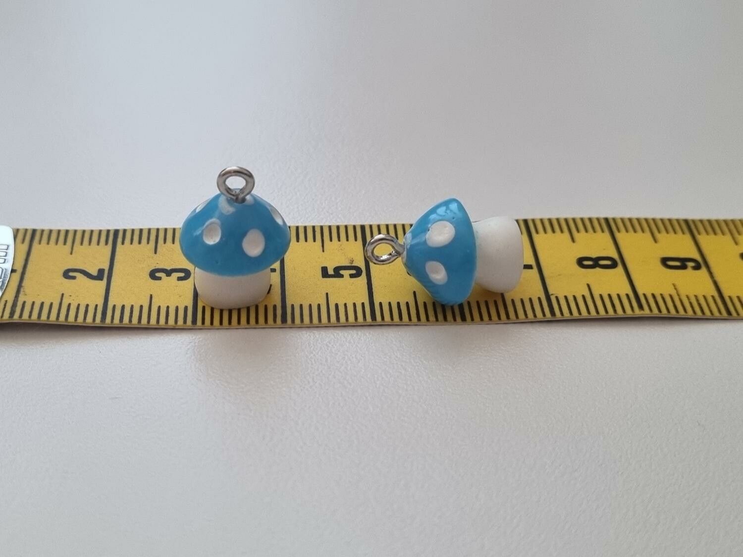 2 st blå svampar, minisvampar. Söta örhängen / berlocker / hängen.