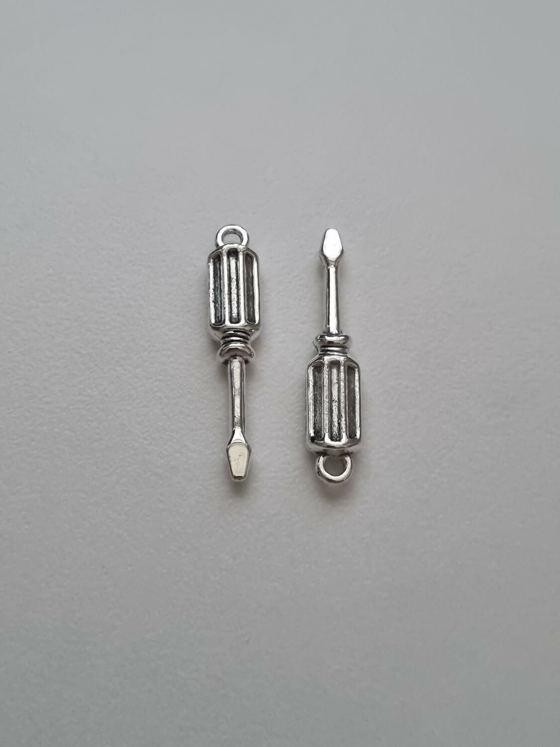 Berlocker Charms Miniatyr Skruvmejsel / skruvmejslar, 2 st silverfärgade