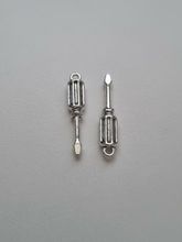 Berlocker Charms Miniatyr Skruvmejsel / skruvmejslar, 2 st silverfärgade