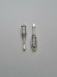 Berlocker Charms Miniatyr Skruvmejsel / skruvmejslar, 2 st silverfärgade