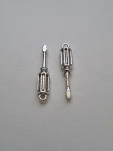 Berlocker Charms Miniatyr Skruvmejsel / skruvmejslar, 2 st silverfärgade