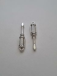 Berlocker Charms Miniatyr Skruvmejsel / skruvmejslar, 2 st silverfärgade