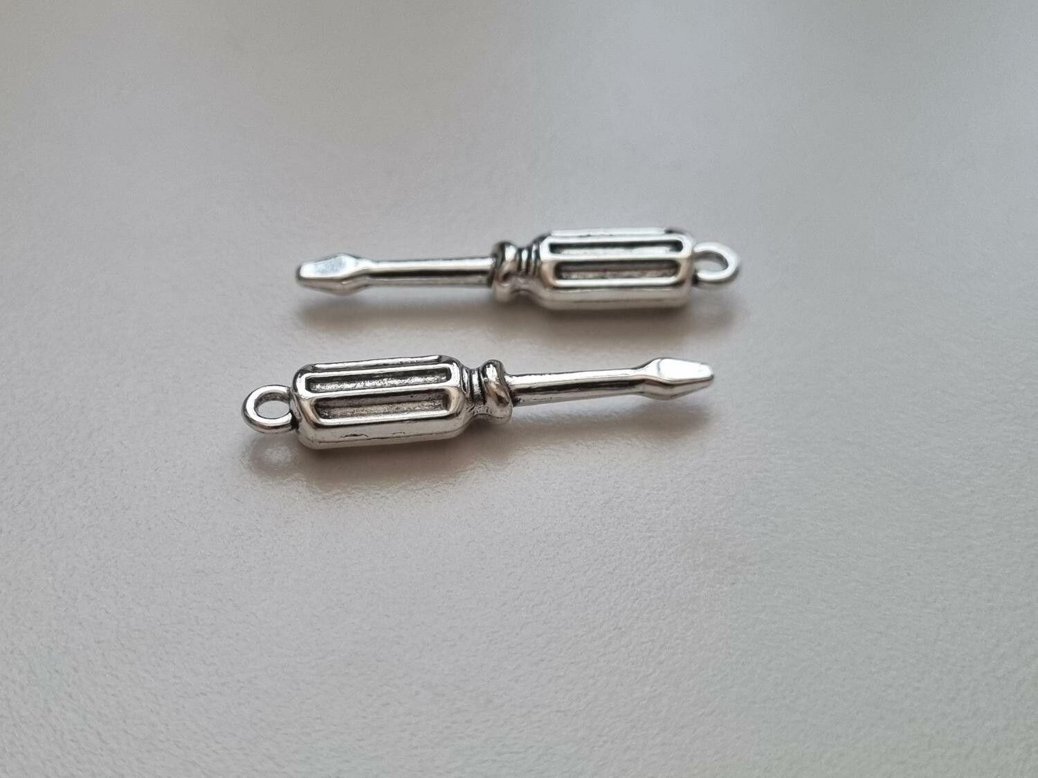 Berlocker Charms Miniatyr Skruvmejsel / skruvmejslar, 2 st silverfärgade