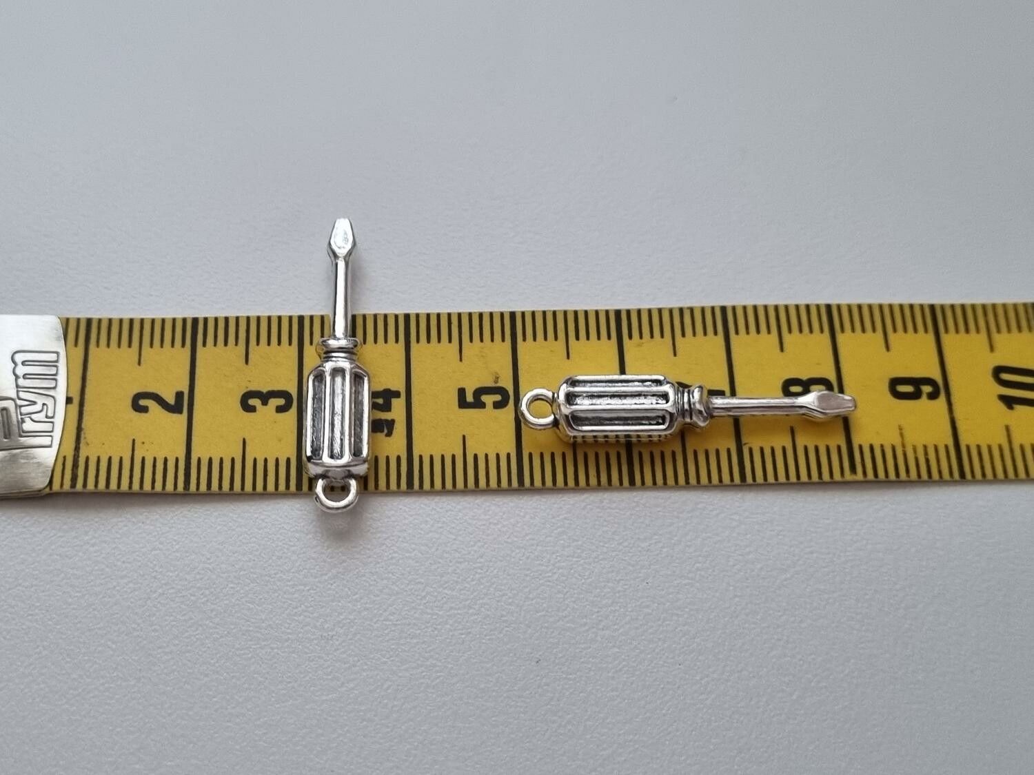 Berlocker Charms Miniatyr Skruvmejsel / skruvmejslar, 2 st silverfärgade