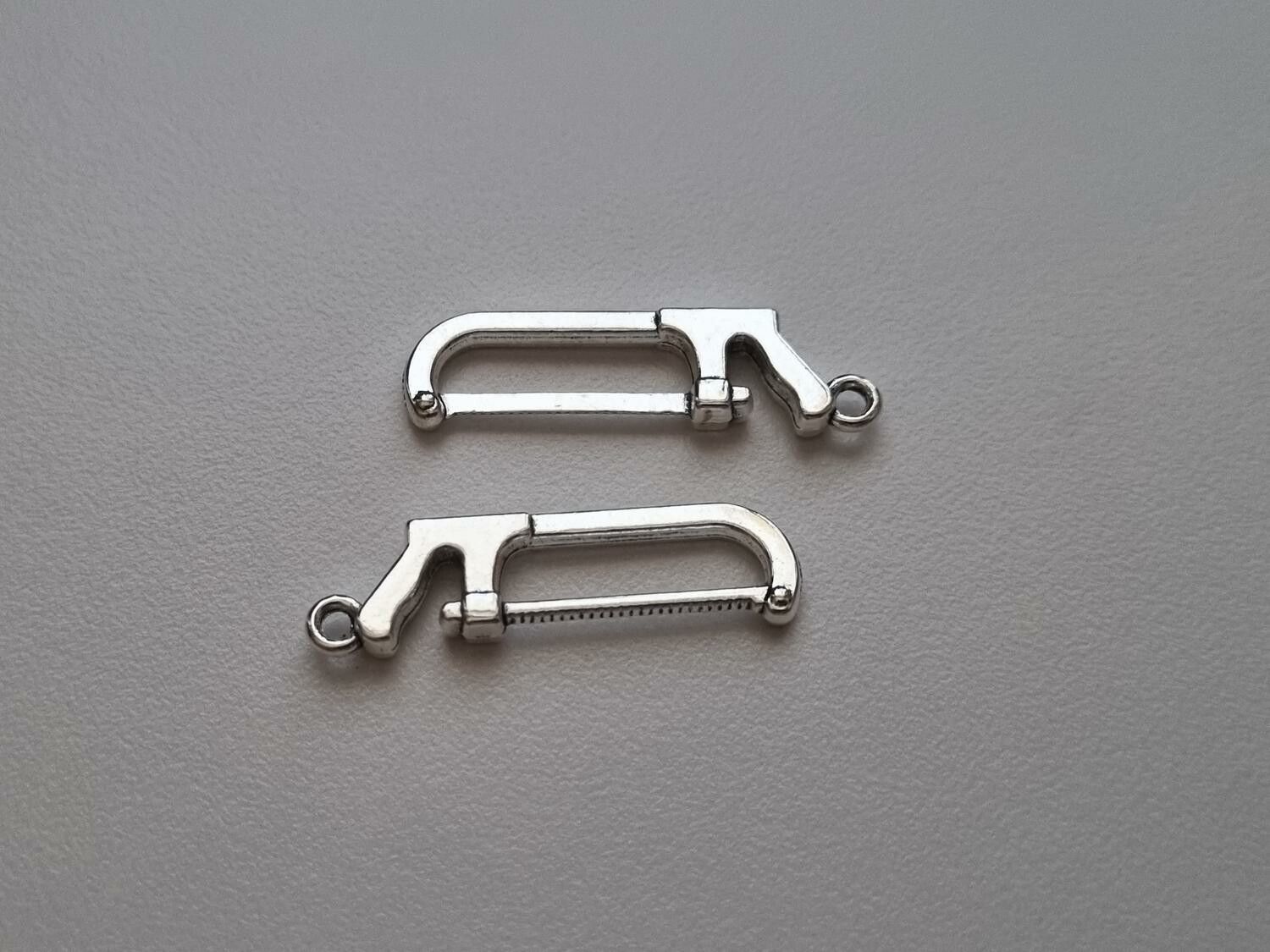 Berlocker Charms Miniatyr Bågfil, 2 st silverfärgade