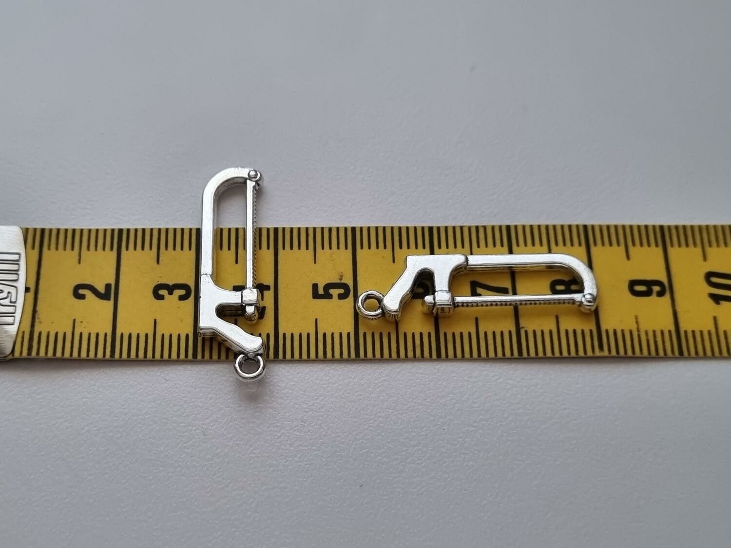 Berlocker Charms Miniatyr Bågfil, 2 st silverfärgade