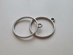 2 st runda stilrena berlocker (silverfärgade, 28 mm)