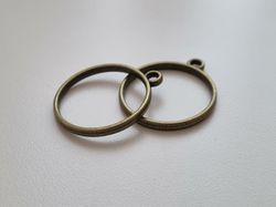 2 st runda stilrena berlocker (bronsfärgade, 28 mm)