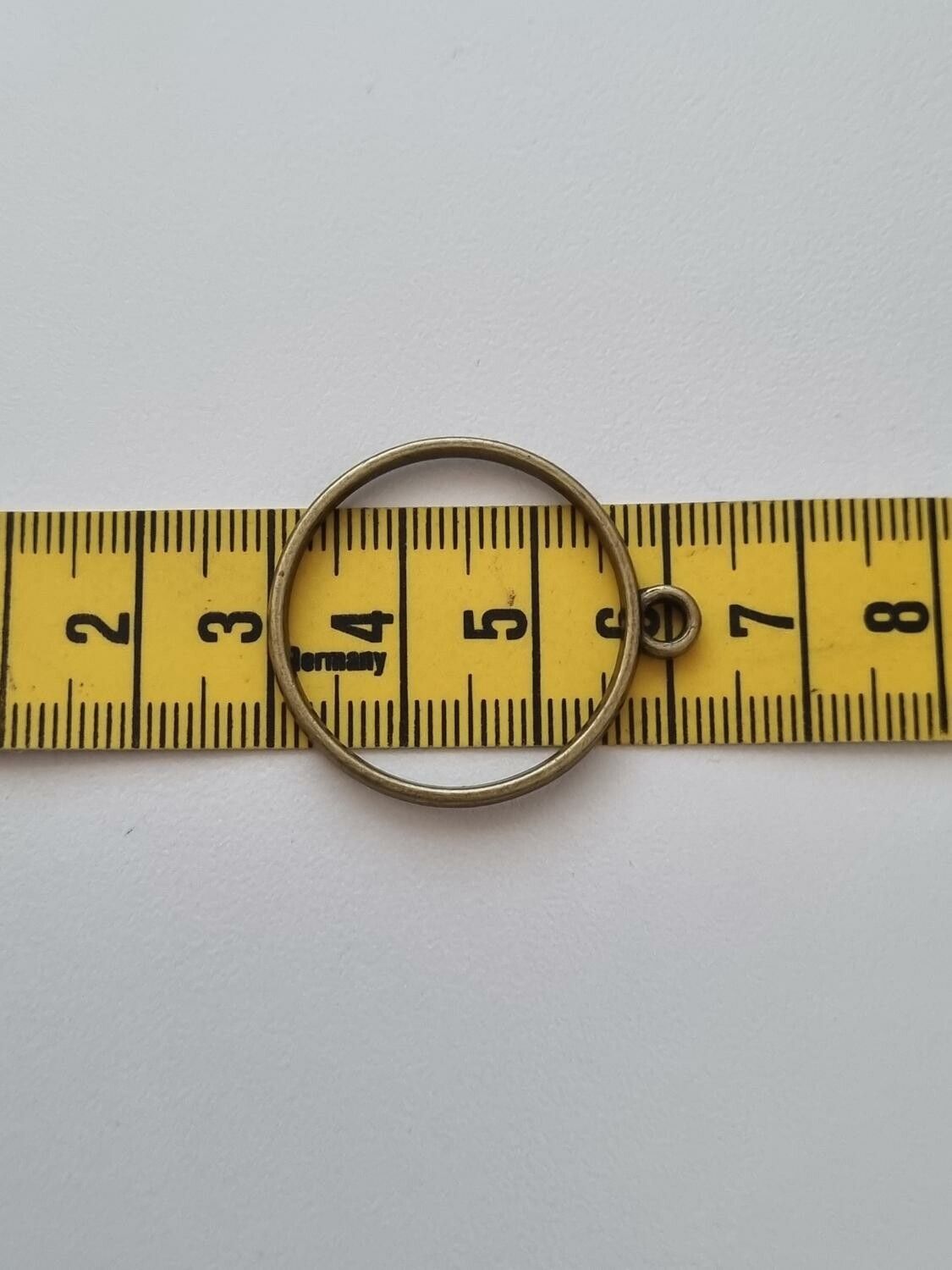 2 st runda stilrena berlocker (bronsfärgade, 28 mm)